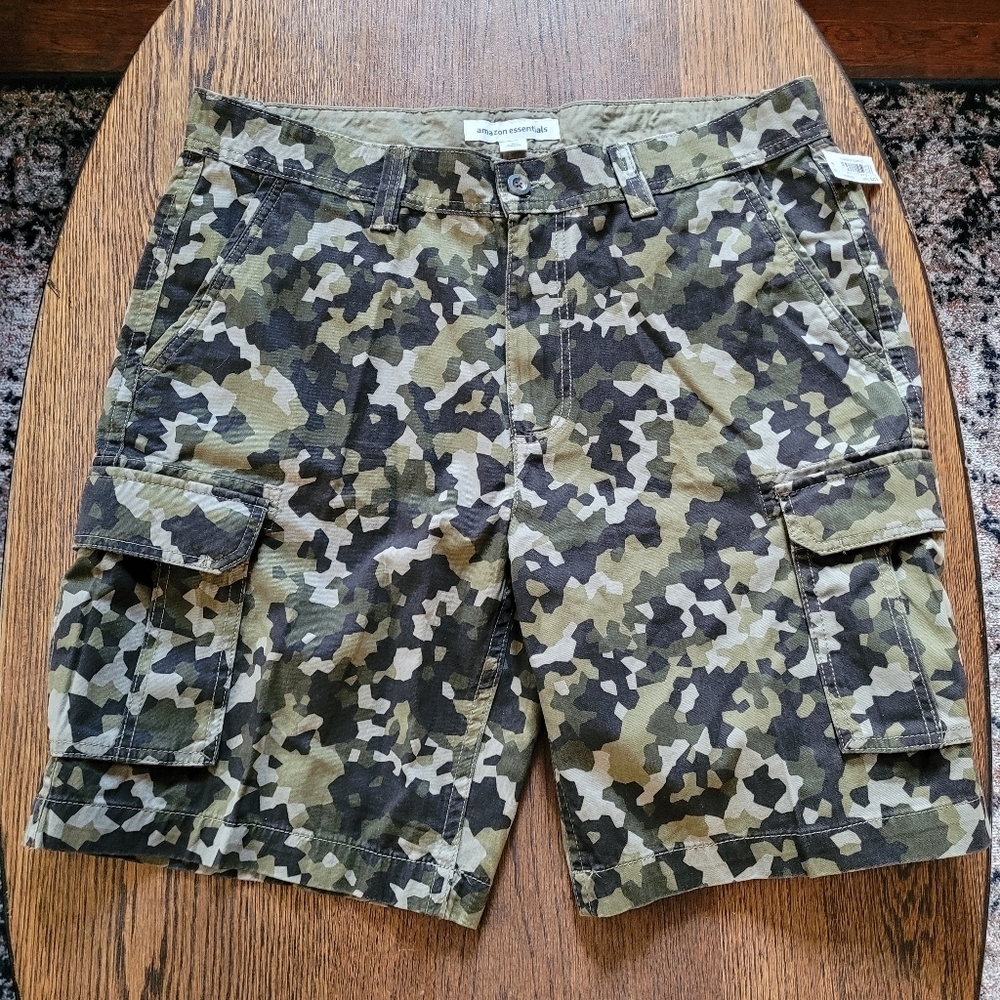 Amazon Essentials Olive Green Camouflage Cargo Shorts Size Men's 38 NEW